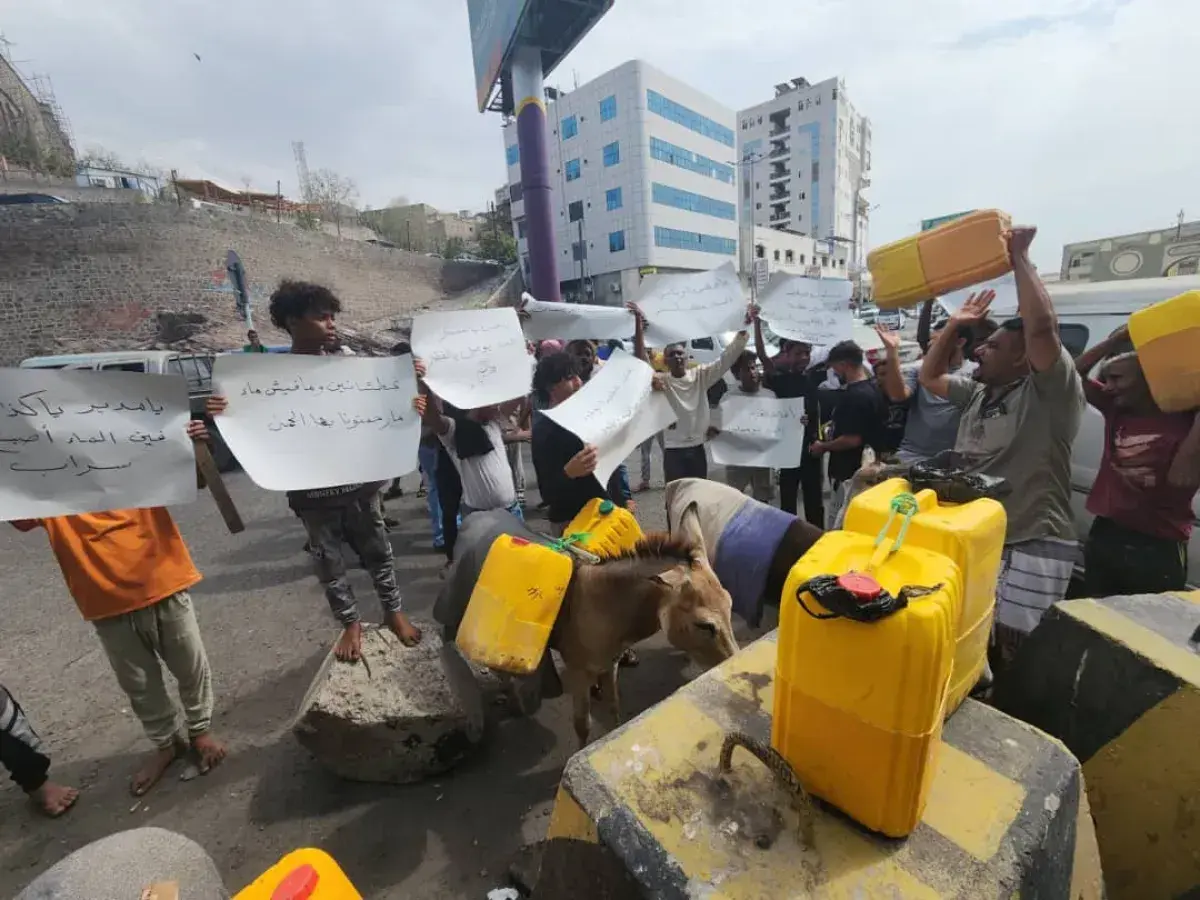 احتجاجات في عدن والمهرة للمطالبة بتحسين الخدمات ال...