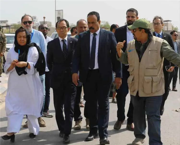 وزير الأشغال والسفير الياباني يطلعان على مشروع تأهيل طريق شارع الخمسين في عدن