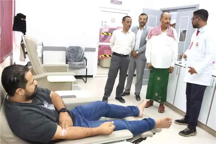 الوكيل بارباع يشيد بالخدمات التي يقدمها المركز الوطني لمختبرات الصحة العامة المركزية والمركز الوطني لنقل الدم وأبحاثه بحضرموت الوادي