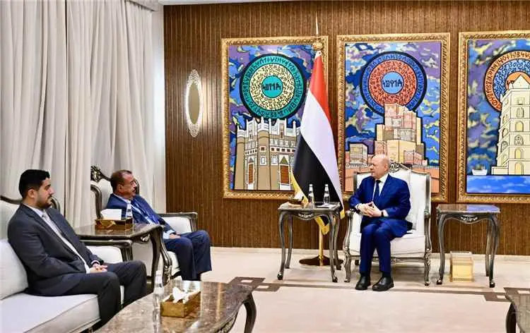 رئيس مجلس القيادة يلتقي اسرة الفقيد محمد سعيد بن ب...