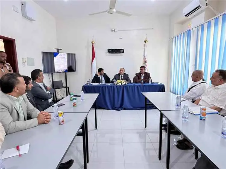نائب وزير المالية يطلع على سير العمل في مكتب مصلحة...