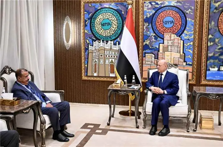 رئيس مجلس القيادة الرئاسي يعزي اللواء أحمد بن بريك...