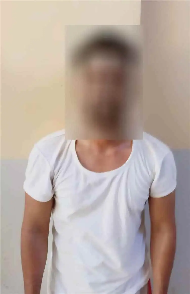 شرطة التواهي تلقي القبض على متهم شرع في قتل بائع ق...