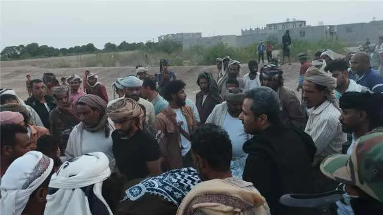 محافظ لحج يتقدم جموع المشيعين للفقيد "لعصل" ويؤكد: القانون سيأخذ مجراه ولا تهاون في أرواح المواطنين