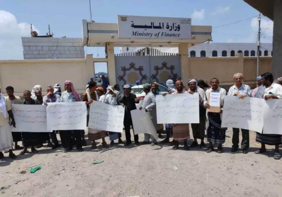 نزوح الكرامة (الموظفون النازحون) .. حين تصبح الروا...