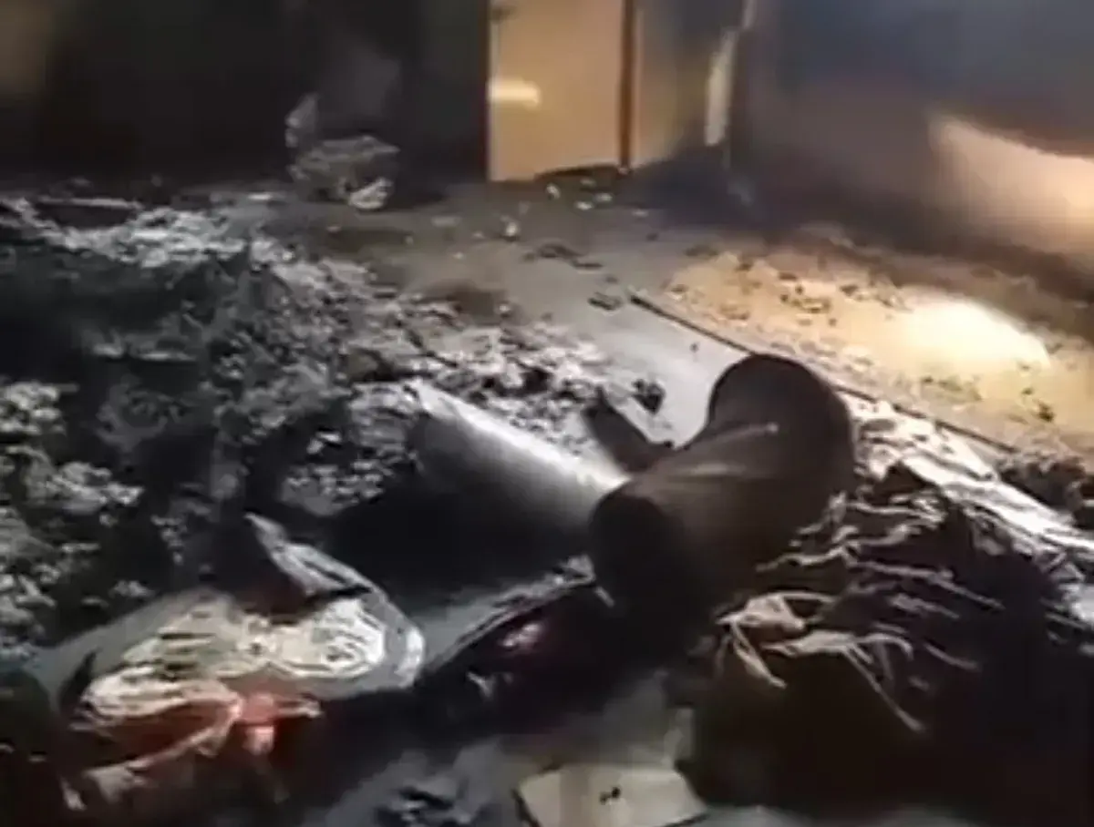 مسلحو الحوثي يحرقون منزل أسرة في البيضاء بعد الاعت...