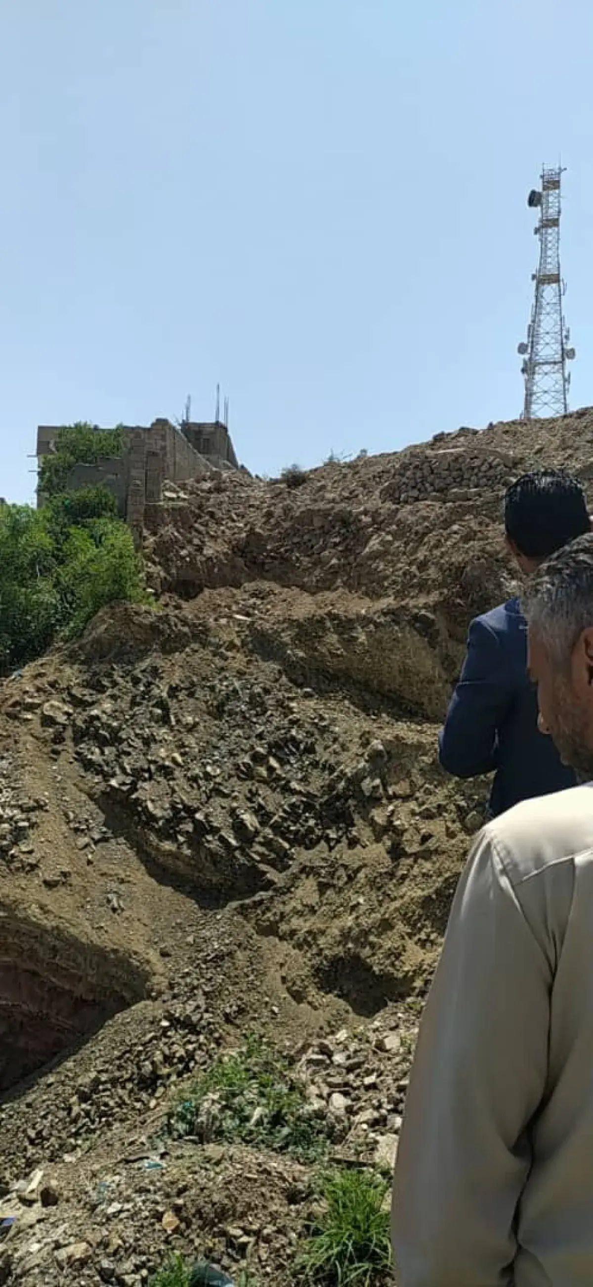 مجهولون يعتدون على مقر المؤتمر في تعز والحزب يحمّل...