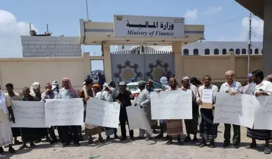 "الموظفون النازحون".. حين يصبح الراتب "كفناً مؤجلا...