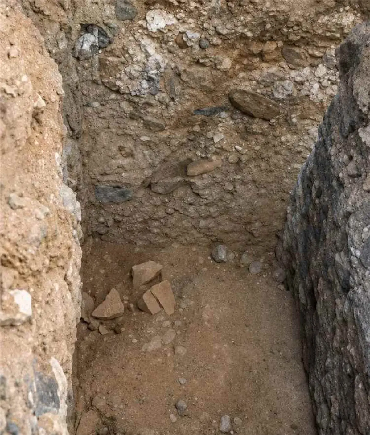 تحت أعين الحوثيين.. نهب مقبرة أثرية بمدينة ظفار ال...