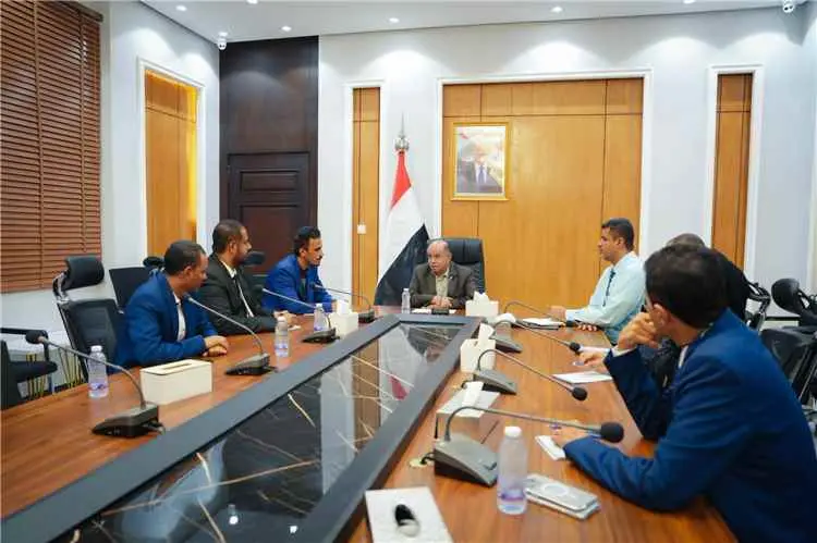 عضو مجلس القيادة محافظ حضرموت يجتمع بوكلاء المحافظ...