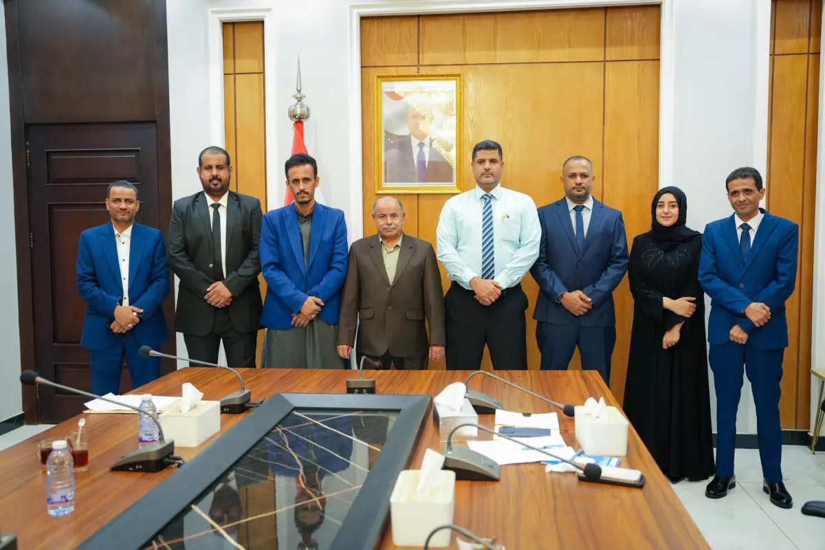 عضو مجلس القيادة محافظ حضرموت يجتمع بوكلاء المحافظ...