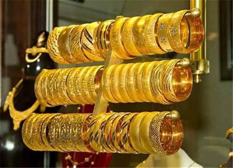 أسعار الذهب تتراجع عالميا إلى أدنى مستوى