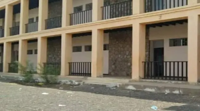 450 معلماً في أبين ينتظرون علاواتهم منذ عامين رغم...