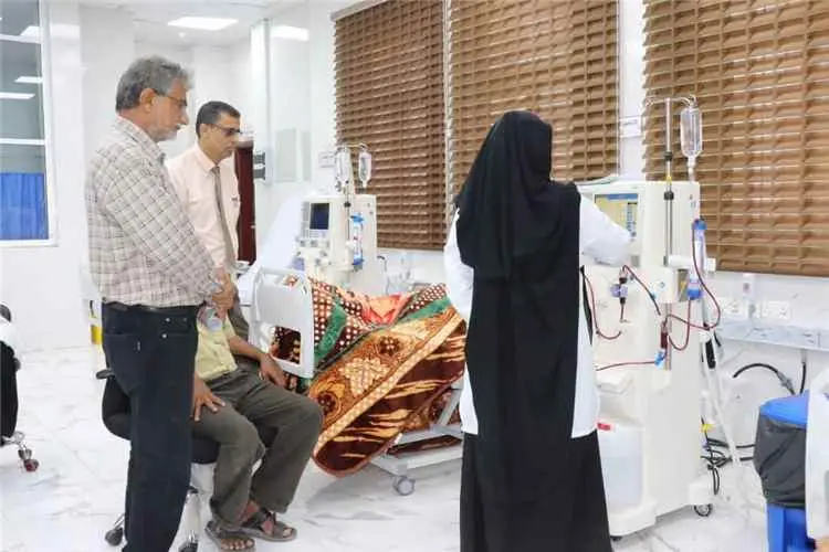 مدير عام مكتب الصحة بلحج يتفقد مركز الغسيل الكلوي...