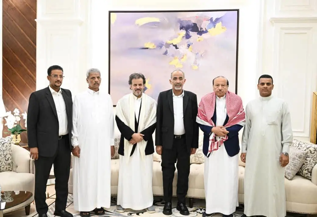 عضو مجلس القيادة محمود الصبيحي يقدّم واجب العزاء ل...