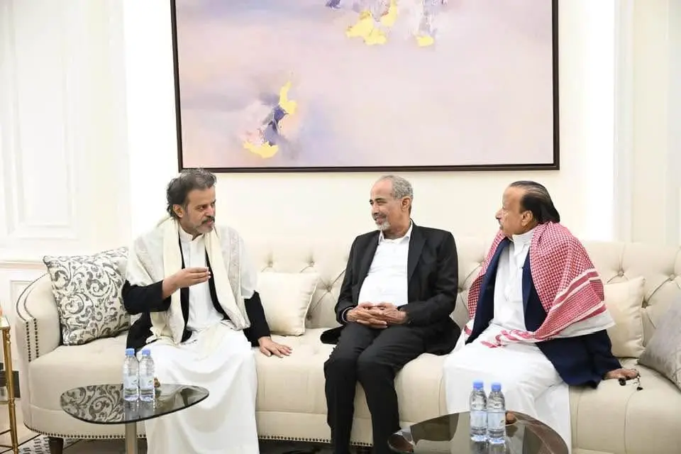 خلال زيارته لأسرة الرئيس الراحل.. الفريق الركن محم...