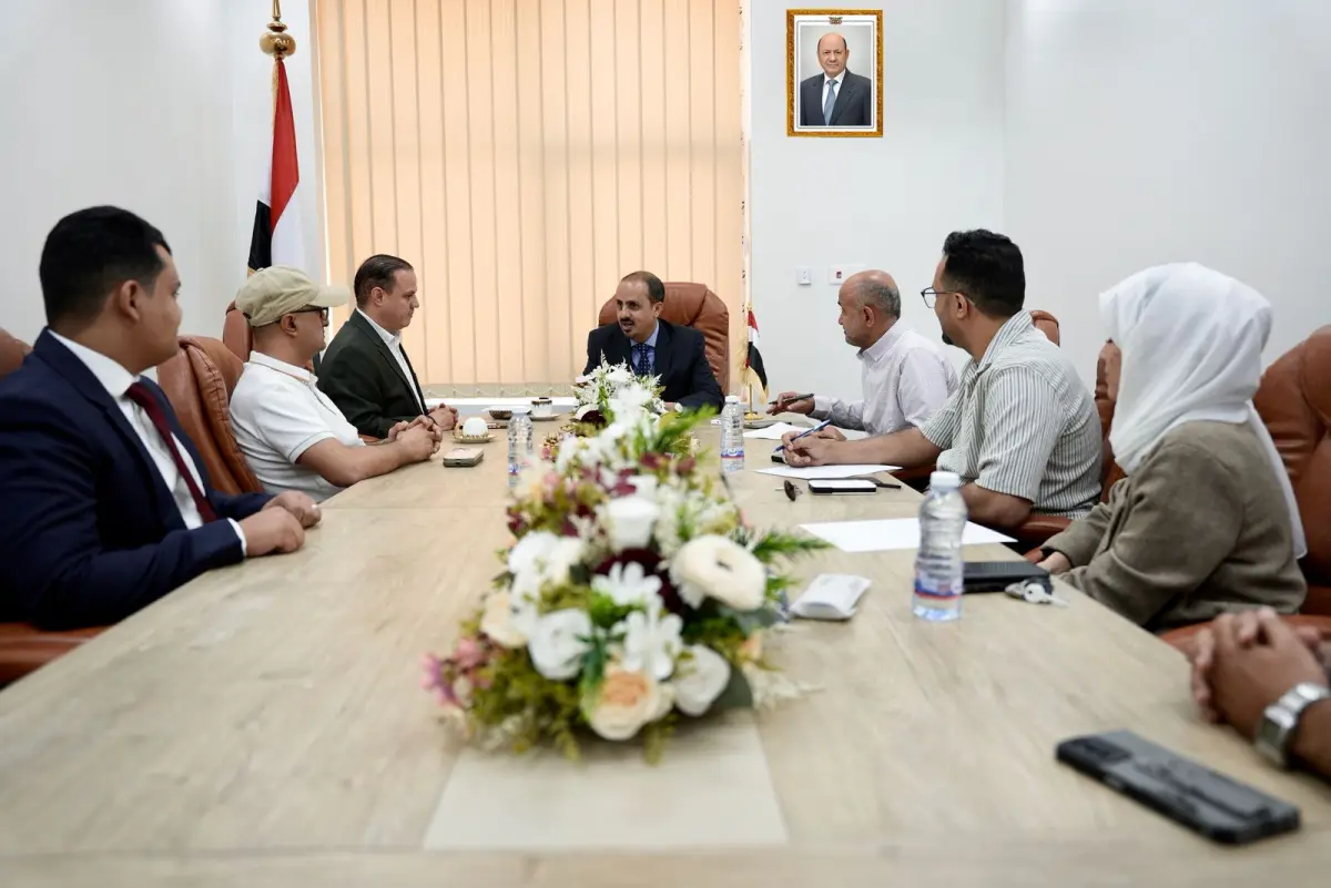 الإرياني يجتمع بقيادة قناة سبأ ويؤكد دور الإعلام ف...