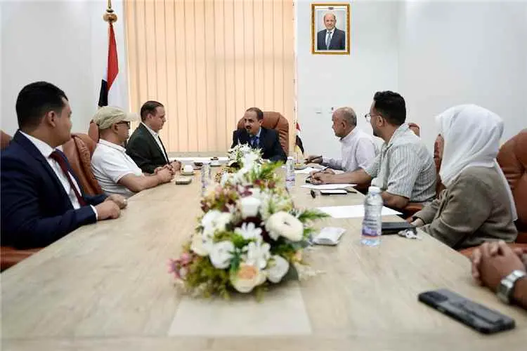 الإرياني يجتمع بقيادة قناة سبأ ويؤكد دور الإعلام ف...