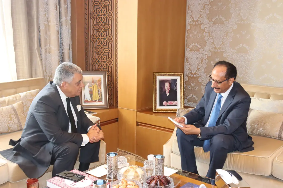 السفير الأصبحي يبحث مع رئيس المحكمة الدستورية المغ...