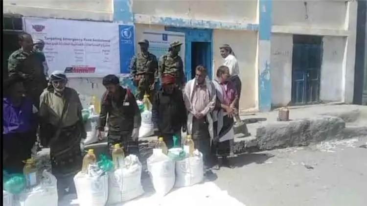 مدير عام جيشان يدشن توزيع المواد الغذائية المقدمة...