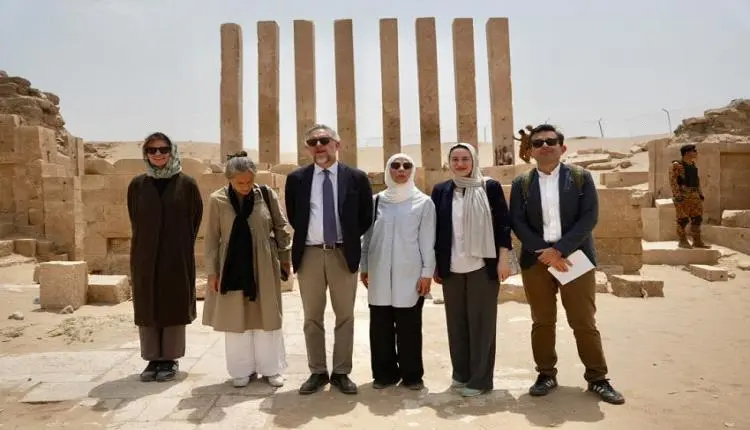 رئيس بعثة الاتحاد الأوروبي وسفيرة هولندا يزوران مع...