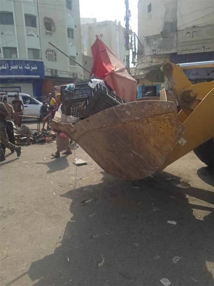 السلطة المحلية بخورمكسر تنفذ حملة واسعة لإزالة الع...