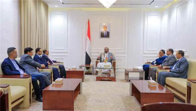 عضو مجلس القيادة العرادة يلتقي وزير الإعلام ويؤكد...
