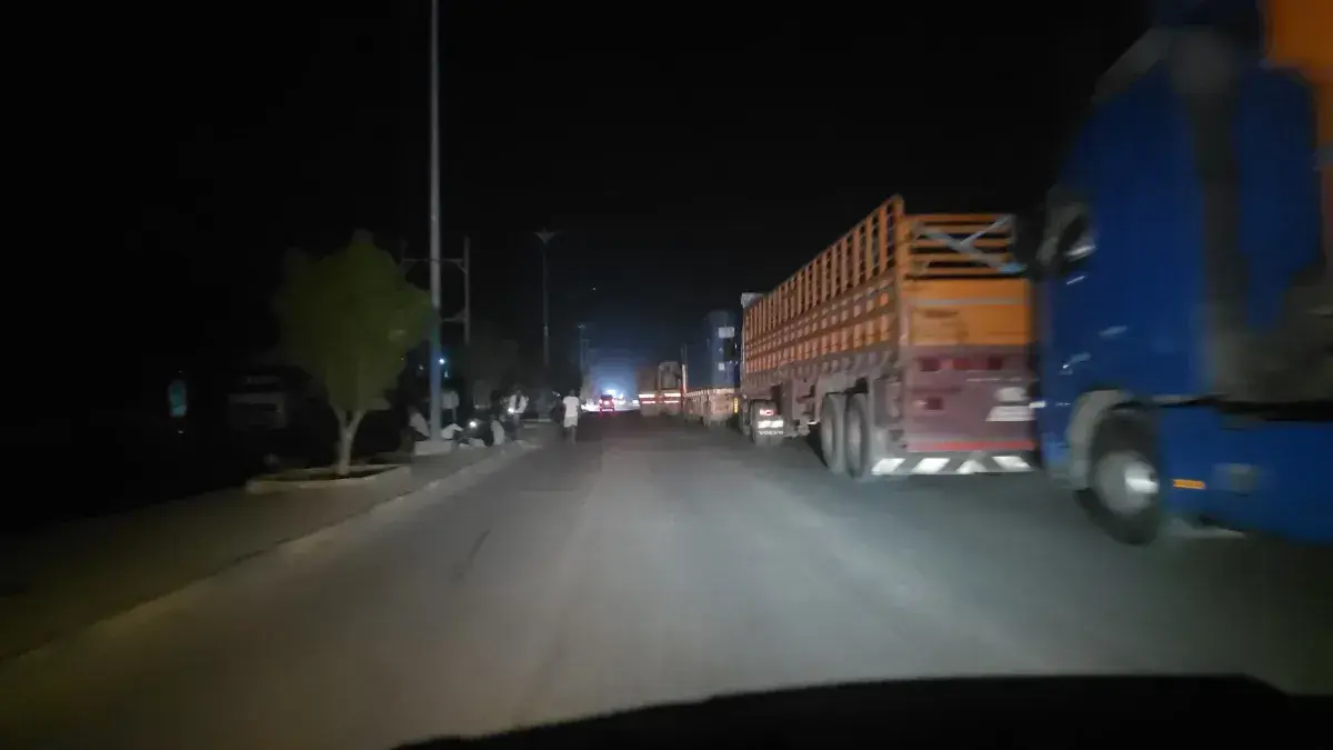 احتجاجات في المكلا توقف حركة القواطر بسبب انقطاع ا...