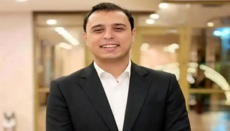 والد الفنان كريم عبد العليم ينهار باكياً في عزاء ن...