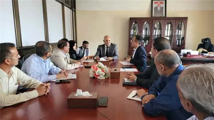 المحافظ شمسان يناقش أوضاع القطاع الصحي بالمحافظة