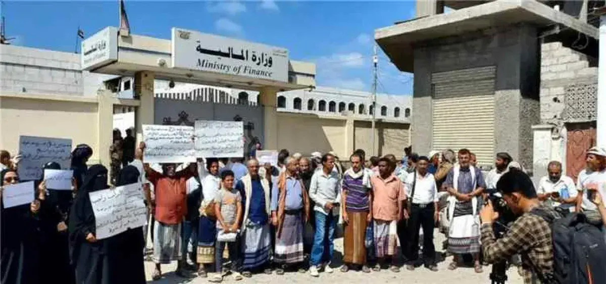 موظفون نازحون يتهمون الحكومة اليمنية بحرمانهم من ز...