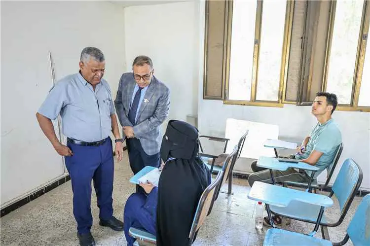رئيس جامعة عدن يتفقد امتحانات كلية الإعلام