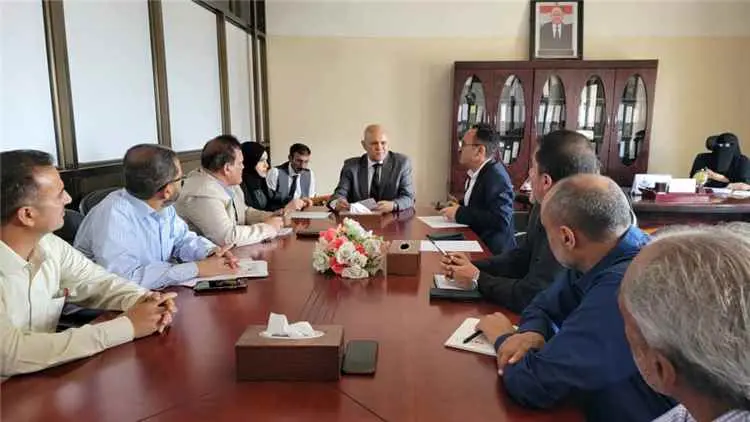 محافظ تعز يناقش أوضاع القطاع الصحي ويدشن أعمال تصح...