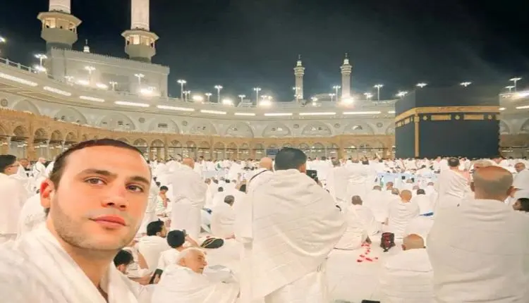 محمد إمام يؤدي مناسك العمرة بعد حضوره العرض الخاص...