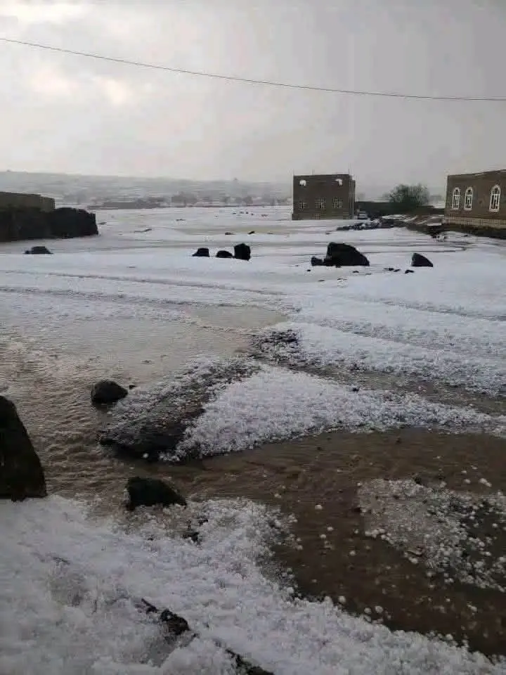 مشاهد خرافية.. الثلوج تغطي مناطق خارف في عمران “صو...