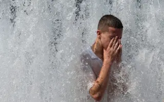 الحر يخنق وسط أوروبا ويفاقم حصيلة الوفيات ويغلق ال...