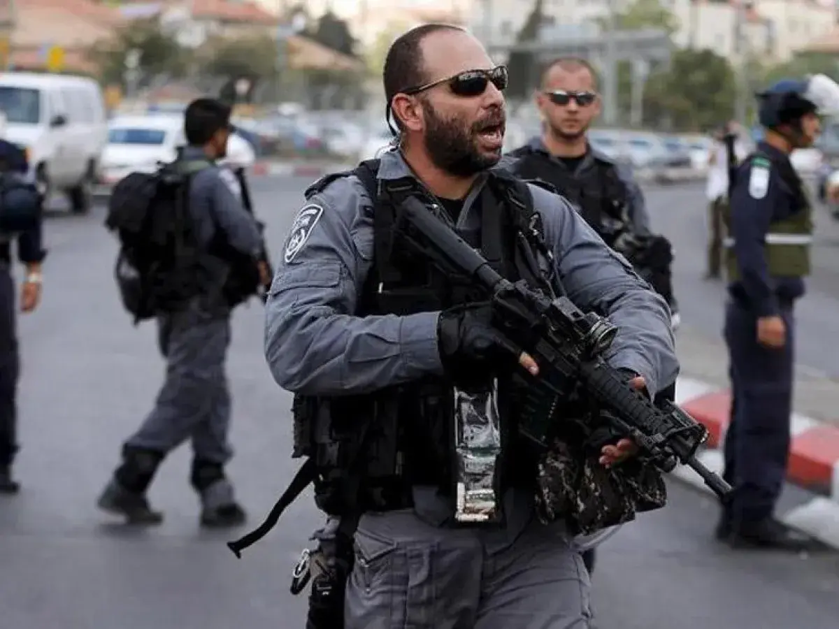 مقتل 5 أشخاص وإصابة آخرين في انفجار سيارتين وإطلاق...