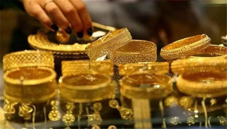 أسعار الذهب تتراجع عالميًا بفعل التوتر الأمريكي ال...