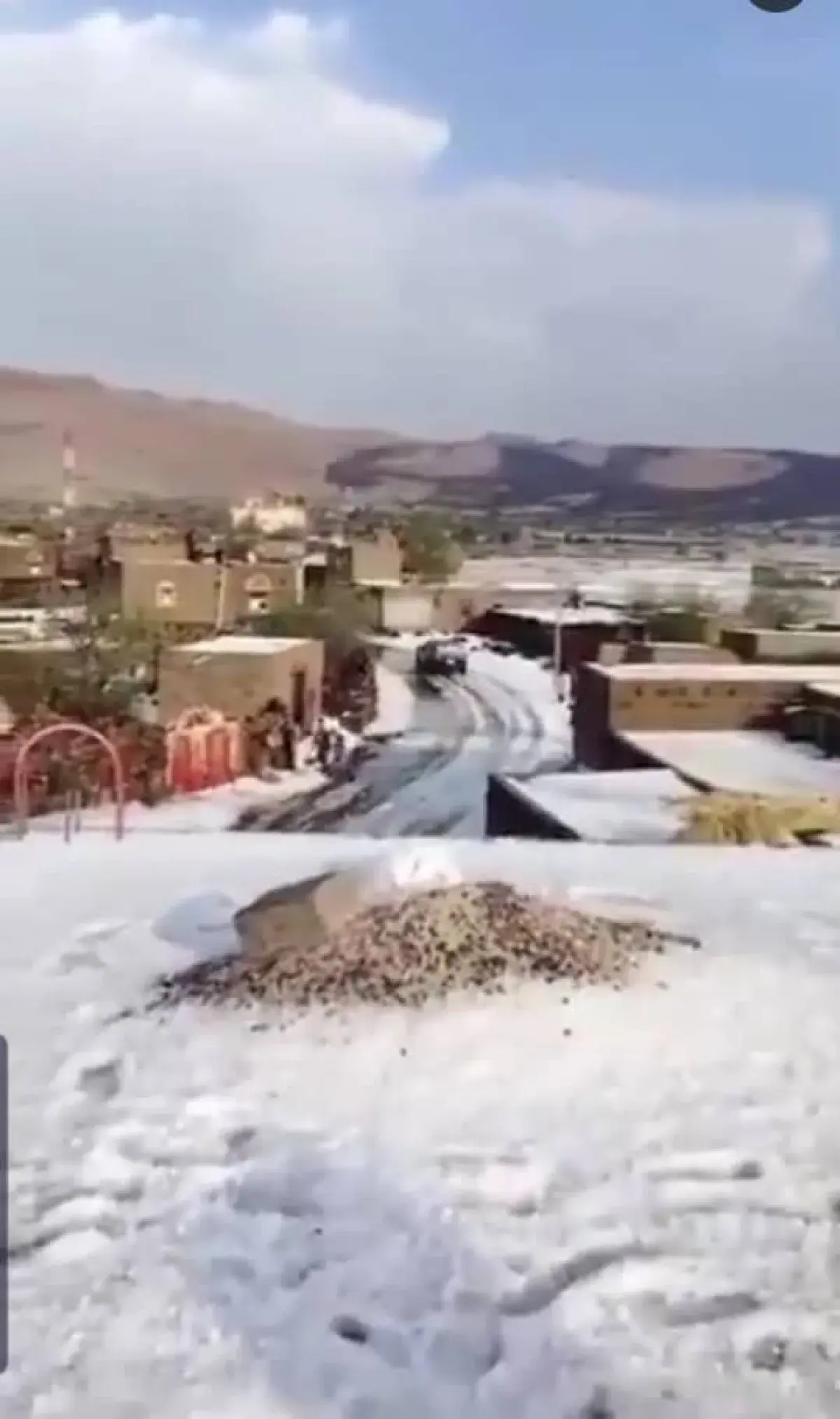وسط ذهول المواطنين :  عاصفة من " البرد " تكسو منطق...