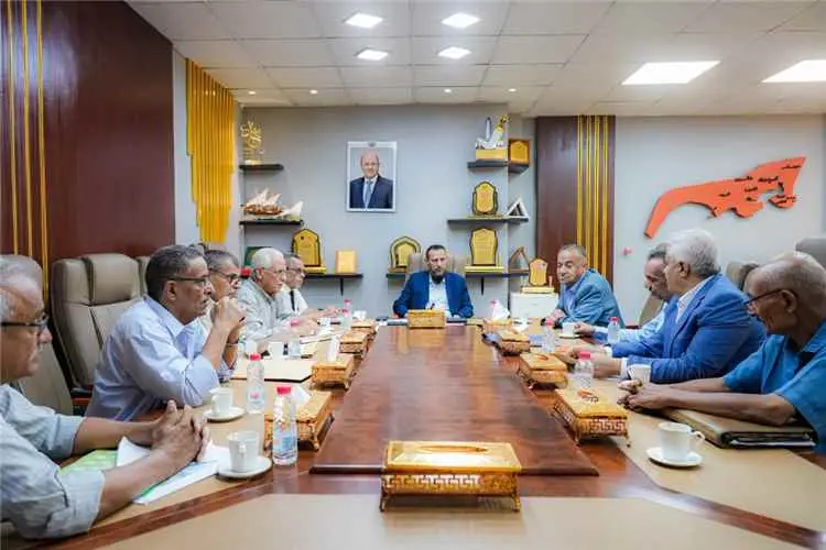 محافظ عدن يدعو إلى تعزيز التنسيق لرفع كفاءة التحصي...
