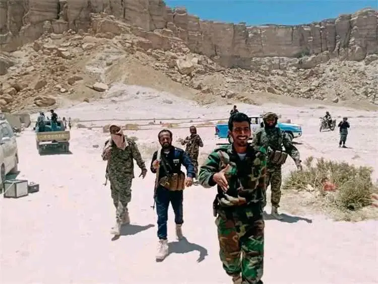 دعوات قبلية وشعبية في شبوة لرفض استقالة قائد الحزا...