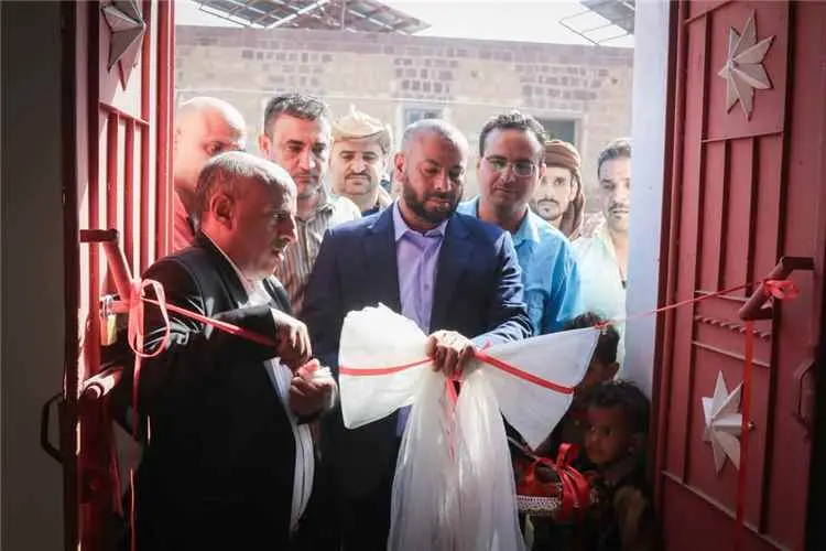 محافظ الضالع ومدير عام الحصين يفتتحان معمل الخياطة...