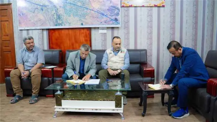 محافظ شبوة يشهد توقيع اتفاقية لتأهيل المرحلة الثان...