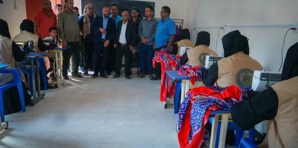 محافظ الضالع ومدير عام الحصين يفتتحان معمل الخياطة...