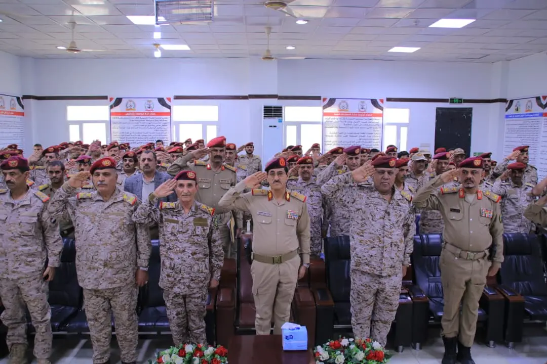 وزير الدفاع يجتمع بقيادة هيئة الإسناد اللوجستي ويؤ...