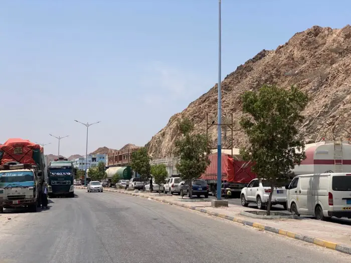 مواطنون يوقفون ناقلات نفط في ديس المكلا احتجاجا عل...