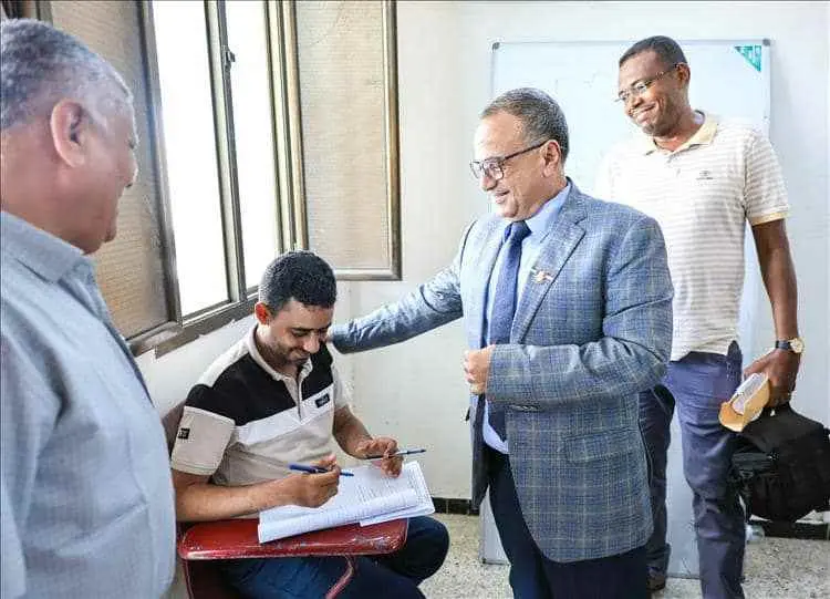 عميد كلية الإعلام يستعرض جاهزية الكلية وسير الامتح...