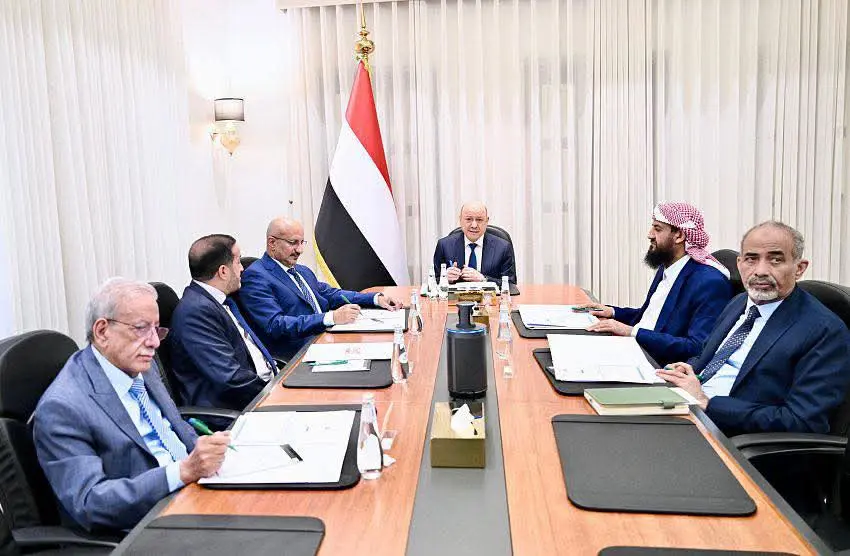 مجلس القيادة الرئاسي يستعرض مستجدات الأوضاع ويشدد...