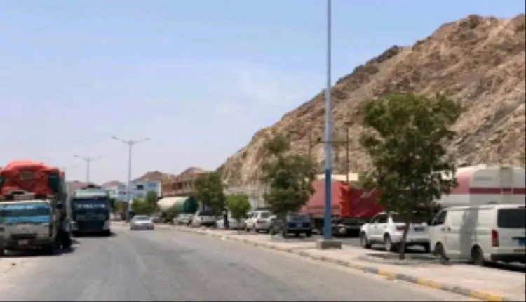 مواطنون في "ديس المكلا" يقطعون الطريق ويحتجزون شاح...