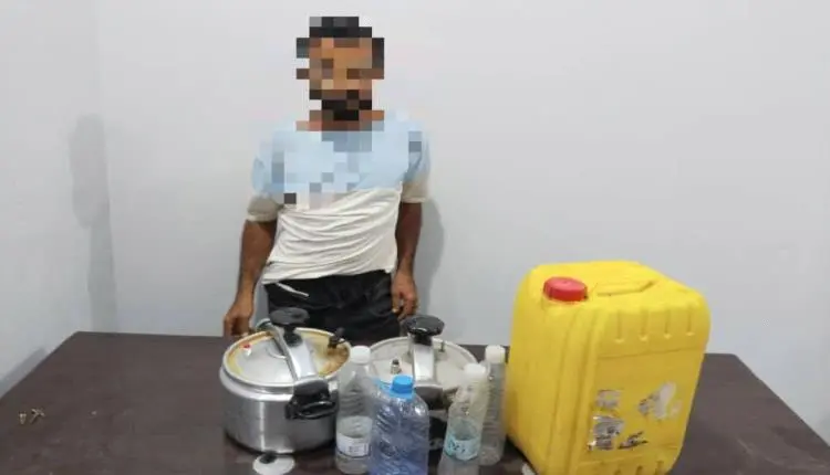 ضبط معمل لتصنيع الخمر البلدي وضبط متهم بتشغيله في...